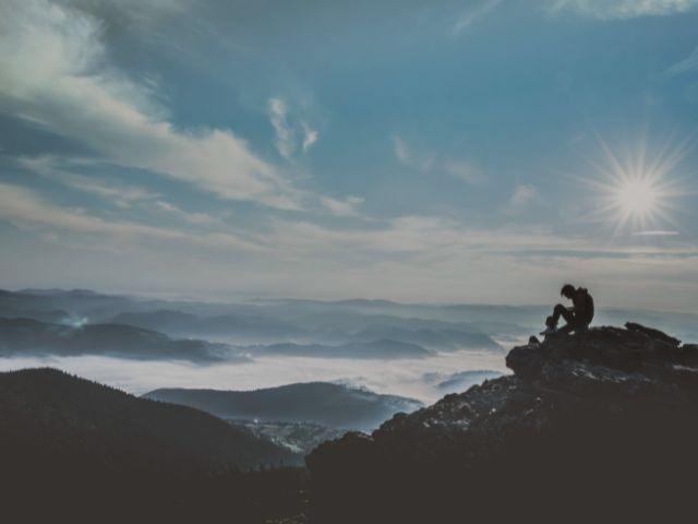 人生に悩んでいる男性